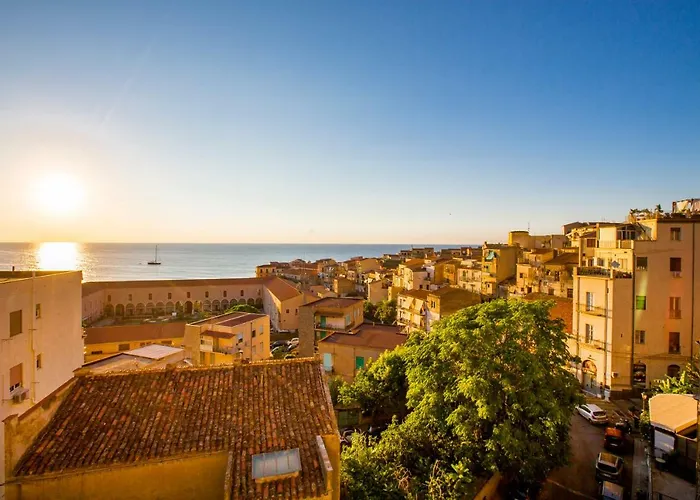 Charme E Chic تْشيفالو